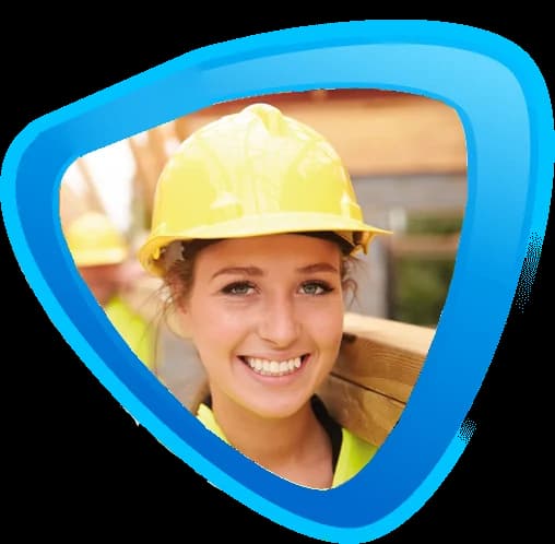 Artisane du bâtiment sur un chantier, casque de sécurité