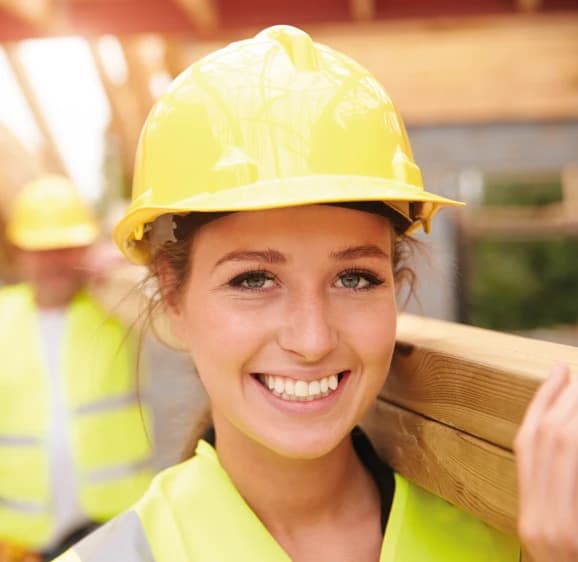 Artisane du bâtiment sur un chantier, casque de sécurité