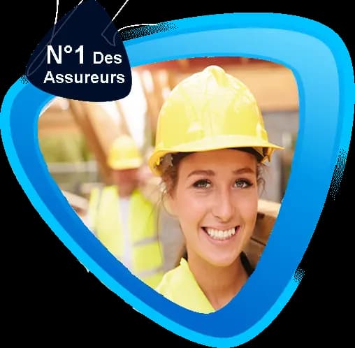 Artisane du bâtiment sur un chantier, casque de sécurité